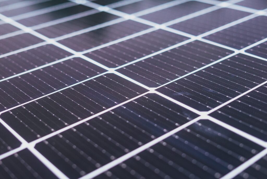 Laadpalen kunnen perfect op zonne-energie werken met zonnepanelen.